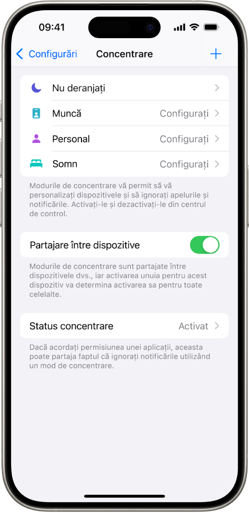 Un ecran afișând cinci opțiuni furnizate pentru modul de concentrare: Nu deranjați, Fără mesaje în timpul apelurilor, Personal și Muncă. Opțiunea Partajare între dispozitive este activată și permite ca aceleași configurări de concentrare să fie utilizate între dispozitivele dvs. Apple.