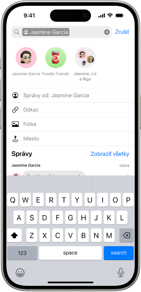 Vyhľadávacie pole v apke Správy. Vyhľadávacie pole obsahuje tag obmedzujúci vyhľadávanie na správy od jednej osoby. Ďalšie tagy na pridanie do vyhľadávacieho poľa – Odkaz, Fotka, Miesto a Dokument – sa zobrazujú ako možnosti.