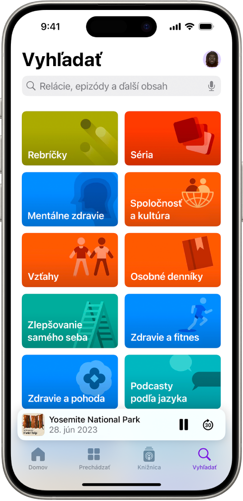 Obrazovka Hľadať v apke Podcasty zobrazujúca kategórie podcastov. Pri spodnej časti obrazovky je obal epizódy, názov epizódy a tlačidlá Pozastaviť a Skočiť dopredu. V dolnej časti obrazovky sa nachádzajú taby Domov, Prechádzať, Knižnica a Hľadať.