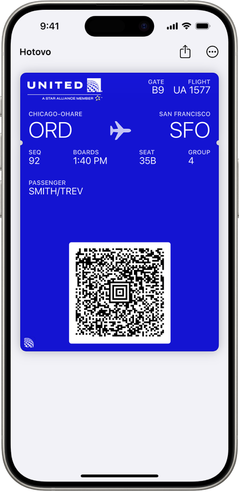 Palubný lístok v apke Peňaženka zobrazujúci informácie o lete a QR kód v spodnej časti.