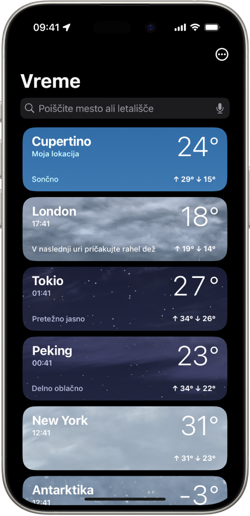 Zaslon aplikacije Vreme, ki prikazuje seznam mest s trenutnim časom, temperaturo, napovedjo ter najvišjimi in najnižjimi temperaturami. Na vrhu zaslona je iskalno polje, v zgornjem desnem kotu pa gumb Več.