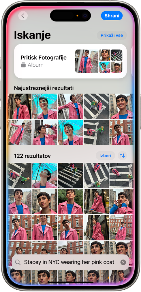 iPhone, ki prikazuje fotografije v aplikaciji Fotografije. Na dnu zaslona se prikaže iskalna vrstica z opisom.