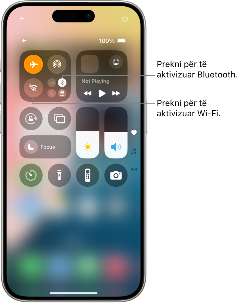 Control Center me Airplane Mode të aktivizuar, që tregon se Wi-Fi dhe Bluetooth janë joaktivë. Butonat për aktivizimin e Wi-Fi dhe Bluetooth janë pranë këndit lart majtas të Control Center.