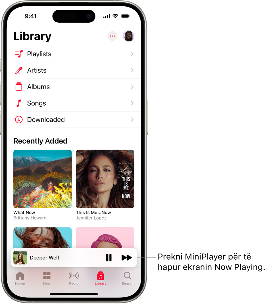 Ekrani Library, që tregon MiniPlayer afër fundit. MiniPlayer tregon titullin e këngës që po luhet. Butonat Pause dhe Track Next janë në të djathtë të titullit të këngës. Prekni MiniPlayer për të hapur ekranin Now Playing.