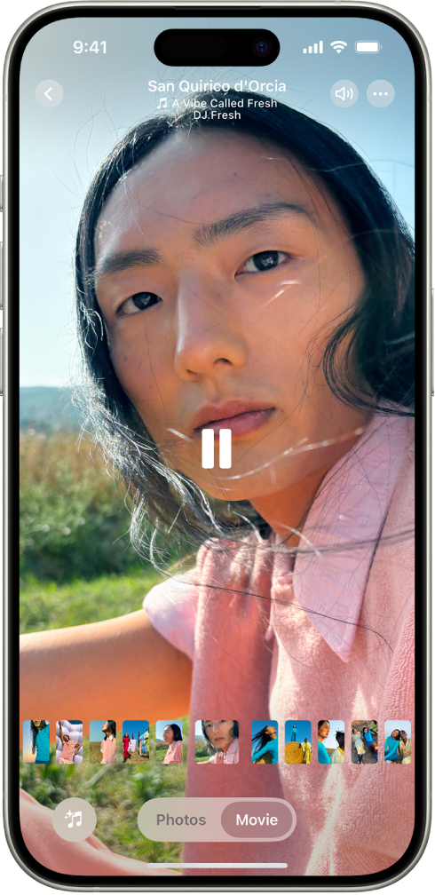 Një kujtim po luhet në mes të ekranit. Në fund të ekranit, nga e majta në të djathtë, janë butonat Memory Mixes, Photos dhe Movie. Në pjesën e sipërme djathtas të ekranit janë butonat Volume, More dhe Close. Në pjesën e sipërme majtas të ekranit është titulli i kujtimit dhe emri i këngës dhe artistit që po luhet.