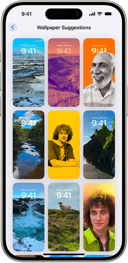 У апликацији Photos је отворена ставка Wallpaper Suggestions. Листа предлога приказује аутоматски генерисане комбинације фотографија, ефеката филтера и фонтова сата.