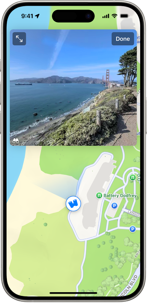 Панорамски приказ од 360 степени који се помера појављује се изнад мапе области означене у апликацији Maps. Икона Look Around постављена преко тачака на мапи у смеру приказа.