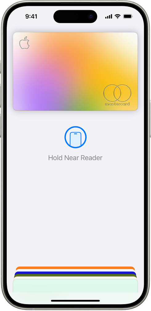 Кредитна картица на екрану апликације Wallet. Испод картице стоји „Hold Near Reader“.