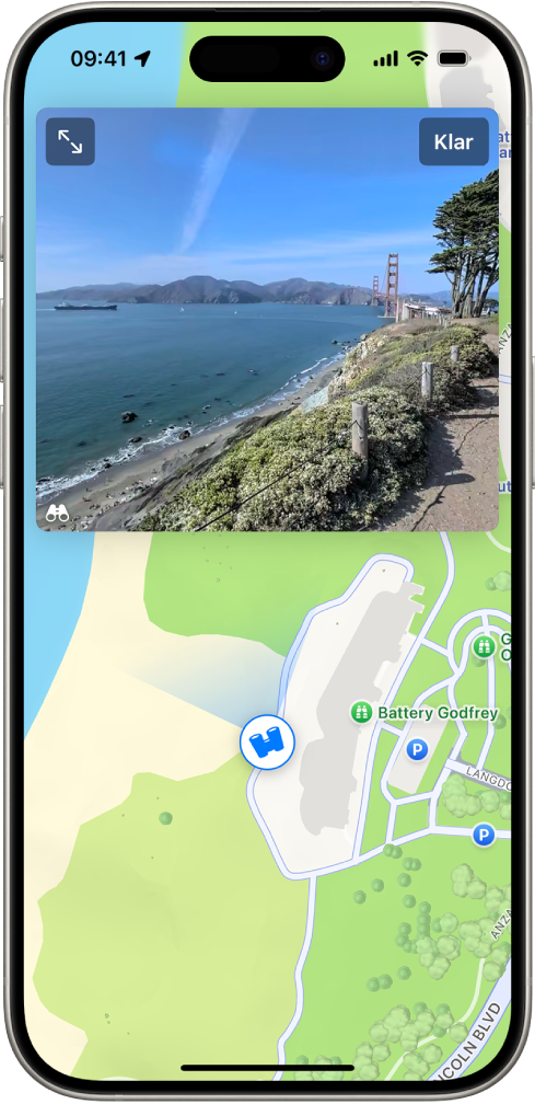 En flyttbar 360 graders panoramavy visas ovanför en karta av området som är markerat i appen Kartor. Symbolen för Se dig omkring visas ovanpå kartplatser i vyns riktning.
