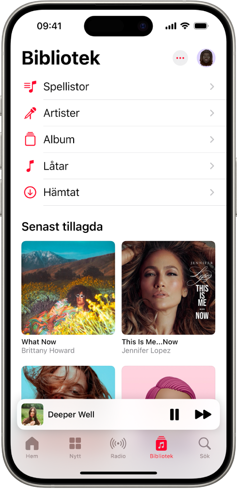 Bibliotek-skärmen med en lista över kategorier, inklusive Spellistor, Artister, Album, Låtar och Hämtat. Rubriken Senast tillagda visas under listan. Minispelaren med titeln på den aktuella låten och knapparna för att pausa och nästa långt ned på skärmen.