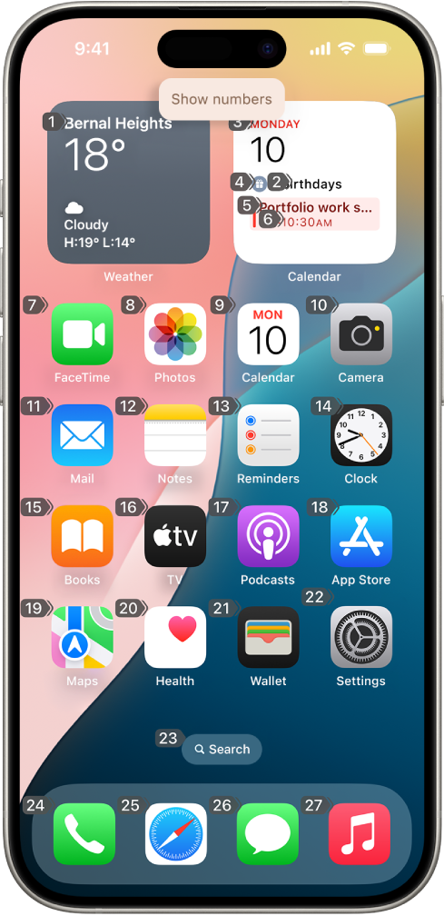 iPhone முகப்புத் திரையில் உள்ள ஒவ்வொரு ஐட்டத்திற்கும் அடுத்துள்ள எண்ணைக் காட்டுகிறது. திரையின் மேற்புறத்தில் “எண்களைக் காட்டு” என்ற குரல் கட்டுப்பாட்டு கட்டளை காட்டப்படும்.