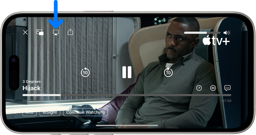 iPhone திரையில் பிளே ஆகும் திரைப்படம். திரையின் நடுவில் பிளேபேக் கட்டுப்பாடுகள் உள்ளன. மேல் இடதுபுறத்தில் உள்ள “AirPlay” பட்டன்.
