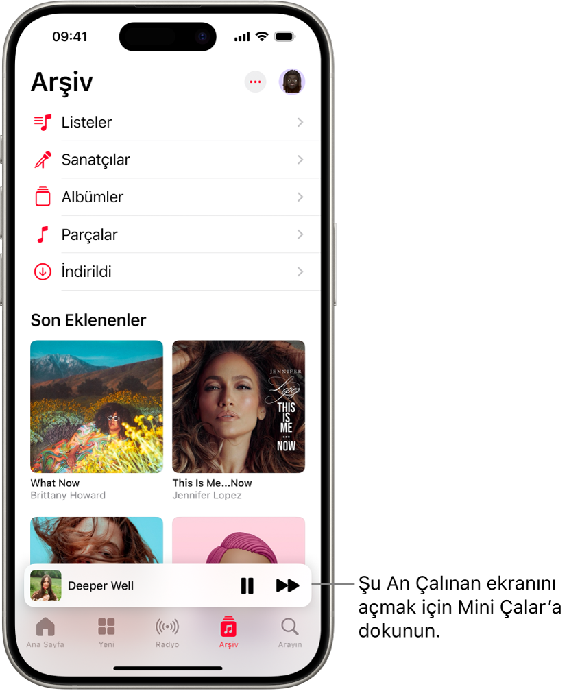 Alt tarafta Mini Çalar’ı gösteren Arşiv ekranı. Mini Çalar, çalan parçanın adını gösteriyor. Duraklat ve Sonraki Parça düğmeleri parça adının sağında. Şu An Çalınan ekranını açmak için Mini Çalar’a dokunun.