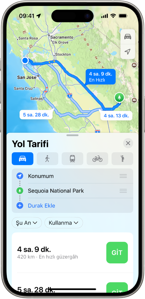 Aynı hedefe sürüş için birçok güzergâh seçeneği içeren bir haritayı gösteren bir iPhone. Her güzergâhta tahmini süre ve mesafe ile birlikte adım adım yol tarifini başlatmak için bir Git düğmesi gösteriliyor. Her güzergâhtaki renk kodlamaları trafik koşullarını belirtiyor.