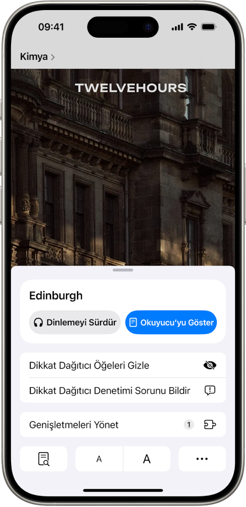 Safari’de, bir web sitesindeki Sayfa Ayarları düğmesine dokunuluyor ve Dikkat Dağıtıcı Öğeleri Gizle de dahil olmak üzere seçenekler gösteriliyor.
