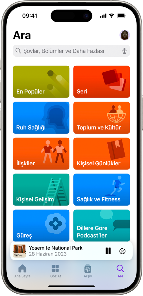 Podcast’ler uygulamasındaki Arama ekranı, podcast kategorilerini gösteriyor. Ekranın alt tarafında bölüm resmi, bölüm başlığı ve Duraklat ve İleriye Doğru Atla düğmeleri var. Ekranın en altında Ana Ekran, Göz At, Arşiv ve Arama sekmeleri bulunuyor.