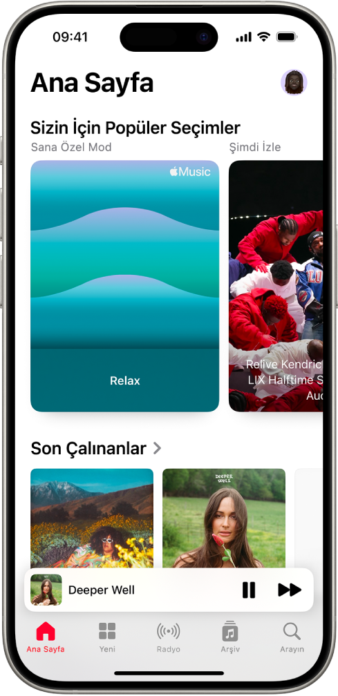 Müzik uygulamasının, en üstte Popüler Seçimler’i gösteren Ana Sayfa ekranı. Size özel seçilmiş diğer müzikleri görüntülemek için sola veya sağa kaydırabilirsiniz. Onun altında Son Çalınanlar görünüyor.
