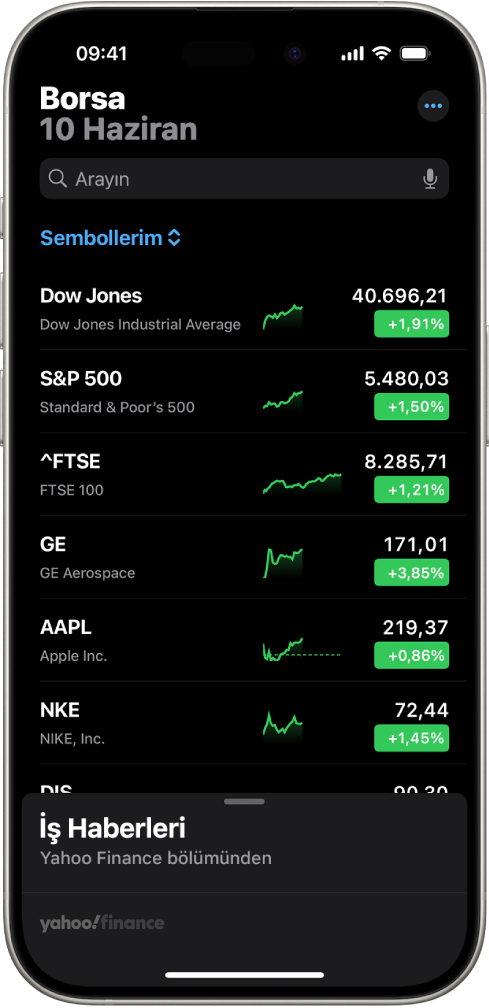 Borsa uygulamasında, farklı hisse senetlerinin listesinin gösterildiği takip listesi. Listedeki her hisse senedinde soldan sağa hisse senedi sembolü ve adı, performans çizelgesi, hisse senedi fiyatı ve fiyat değişimi gösterilir. Ekranın üst kısmında, Sembollerim takip listesi başlığının üzerinde bir arama alanı var. Ekranın en altında İş Haberleri var. Yazıları görüntülemek için İş Haberleri’ni yukarı kaydırın.