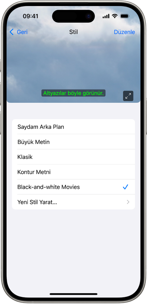 Özel stile sahip bir altyazı örneğini gösteren bir iPhone.