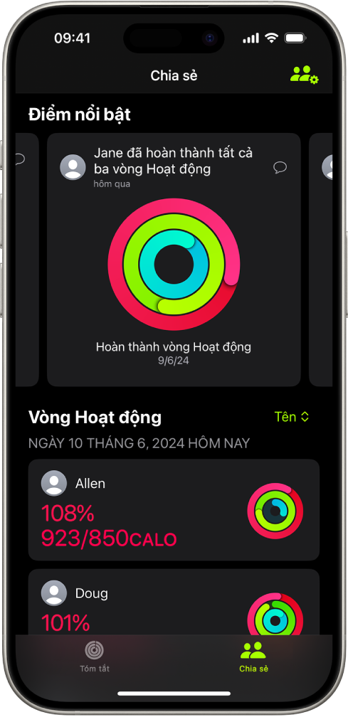 Màn hình Chia sẻ của Thể dục, với các vòng hoạt động và điểm nổi bật hoạt động được chia sẻ giữa một người và bạn bè của họ.