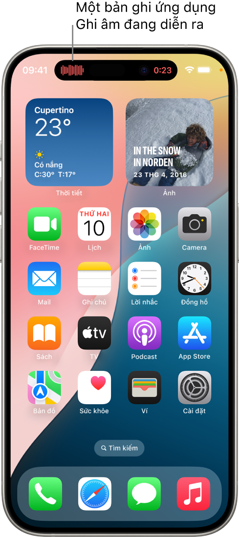 Màn hình chính của iPhone 14 Pro, đang hiển thị một bản ghi trực tiếp của ứng dụng Ghi âm trong Dynamic Island ở đầu màn hình.