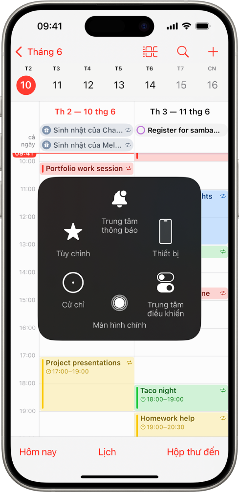 Một iPhone với menu AssistiveTouch hiển thị, đang cho thấy các điều khiển cho Trung tâm thông báo, Thiết bị, Trung tâm điều khiển, Nhà, Cử chỉ và Tùy chỉnh.