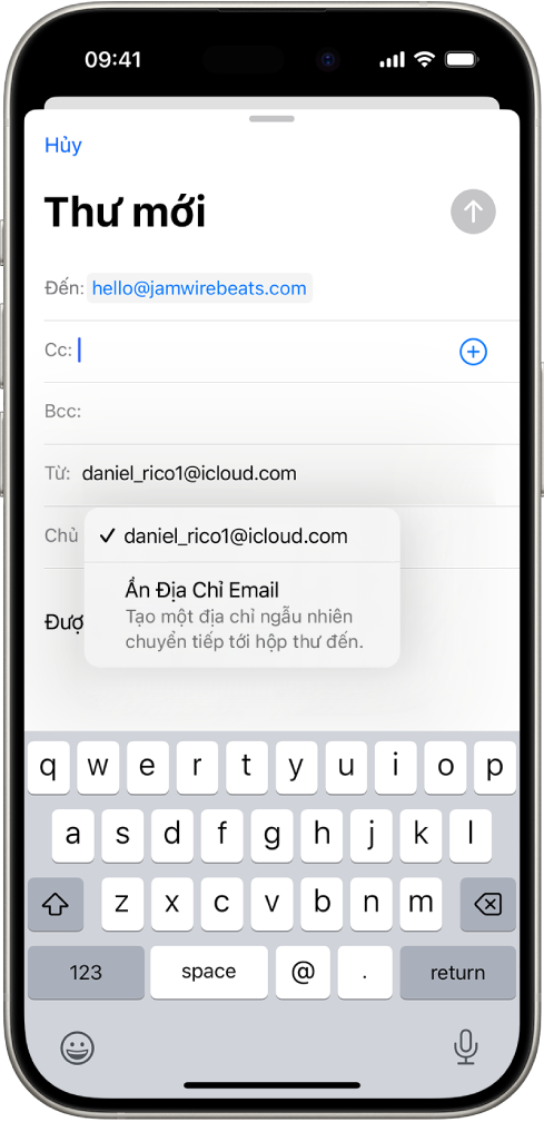Một email nháp đang được soạn. Trường Từ được chọn với hai tùy chọn được liệt kê ở bên dưới – một địa email cá nhân và Ẩn Địa Chỉ Email.