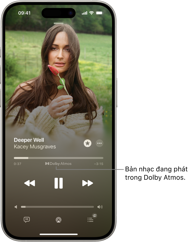Màn hình Đang phát đang hiển thị biểu tượng Dolby Atmos cho bài hát đang phát.