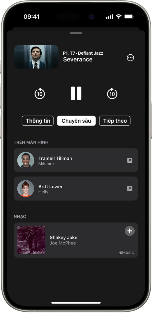 Màn hình Chuyên sâu trong ứng dụng Apple TV hiển thị các diễn viên và nhạc đang phát trong chương trình phía trên.