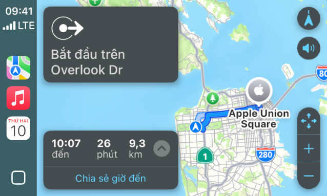 CarPlay đang hiển thị Bản đồ, Nhạc và Lịch trong Thanh bên. Ở bên phải là một lộ trình dẫn đường từ Apple Park đến Apple Union Station.