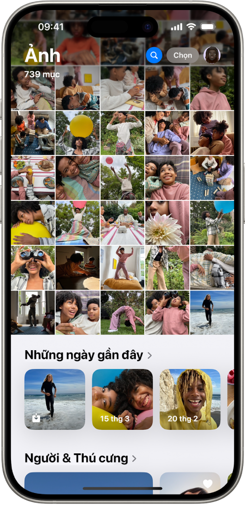 Ứng dụng Ảnh đang mở. Hai phần ba phía trên của màn hình hiển thị thư viện ảnh trong lưới. Bên dưới là bộ sưu tập ảnh Những ngày gần đây và bên dưới là bộ sưu tập Người & Thú cưng.