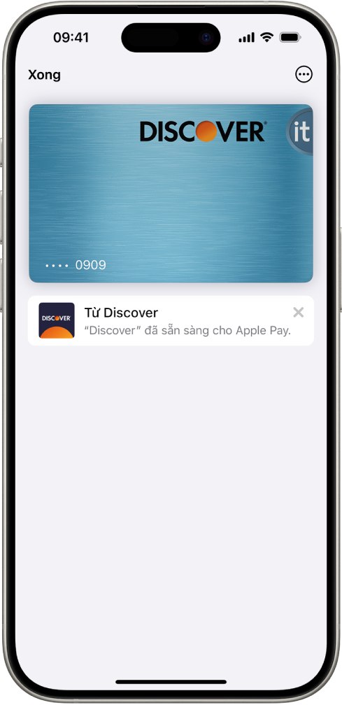 Apple Card trong Ví, đang hiển thị nút Thêm ở trên cùng bên phải. Bên dưới hình ảnh thẻ là số dư thẻ, hoạt động hàng tuần và nút thanh toán. Số dư hiện tại của Tài khoản Tiết kiệm và các giao dịch thẻ gần đây nhất nằm ở dưới cùng.