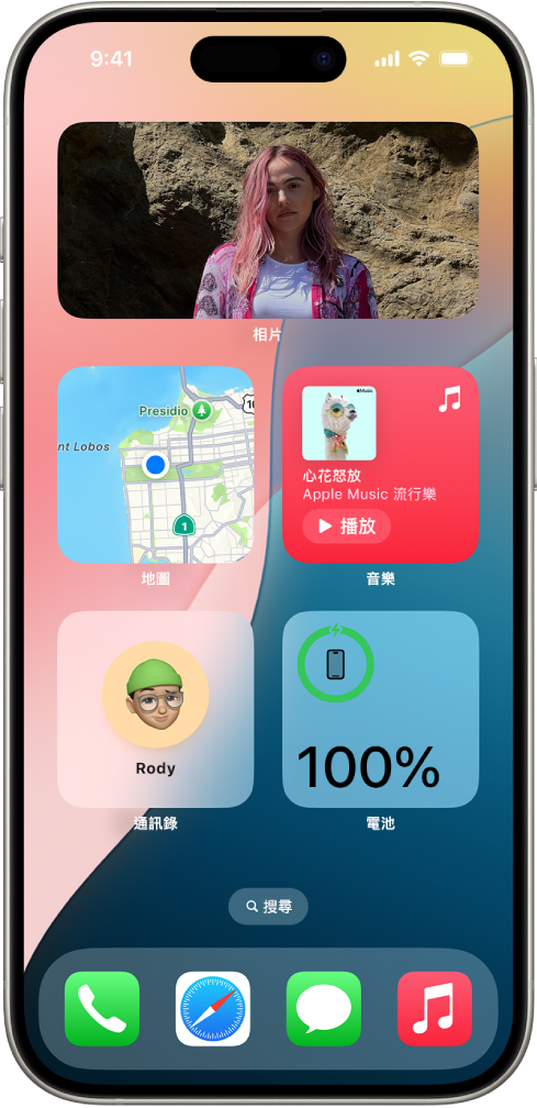 iPhone 主畫面上的「相片」、「地圖」、「音樂」、「通訊錄」和「電池」小工具。「音樂」小工具顯示互動式功能。