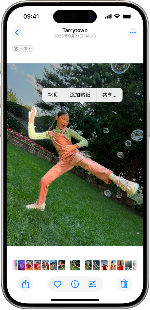 “照片” App 打开至一个人的照片。此人被选中，然后“添加贴纸”选项在上方菜单中可用。