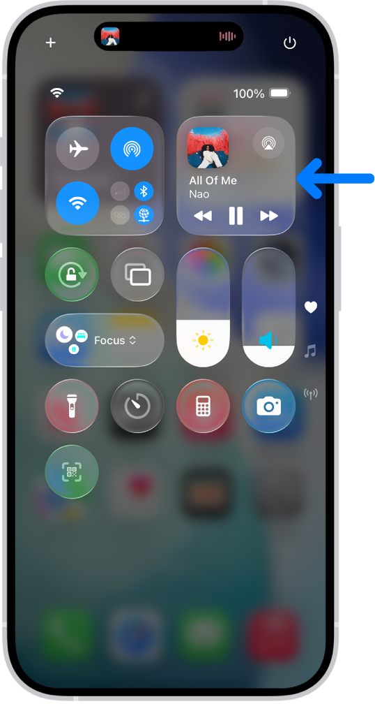 Das iPhone-Kontrollzentrum zeigt einen Pfeil, der zur Audiokarte zeigt, von der aus du die Musik vom Sperrbildschirm oder von einer anderen App aus steuern kannst.