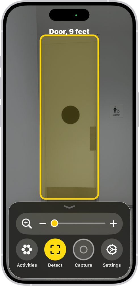 Die App „Lupe“ ist geöffnet und auf ihr wird eine Tür erkannt. Eine Beschreibung zeigt an, wie weit die Tür entfernt ist.
