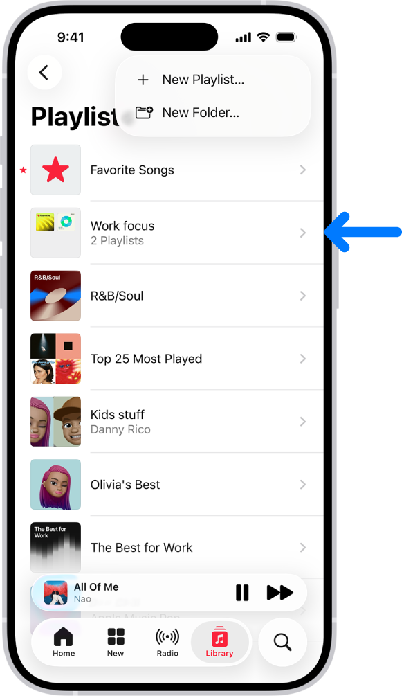 Der Tab „Mediathek“ zeigt eine Liste mit Playlists an. Oben befinden sich Tasten zum Erstellen einer neuen Playlist oder eines neuen Ordners. Ein blauer Pfeil zeigt auf einen Playlistordner namens „Arbeitsfokus“.