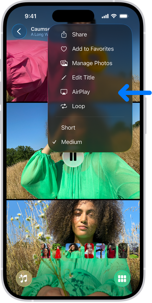 Se muestra una presentación reproduciéndose en la app Fotos en el iPhone. En la parte superior derecha de la pantalla hay un menú desplegable con una opción para seleccionar AirPlay.