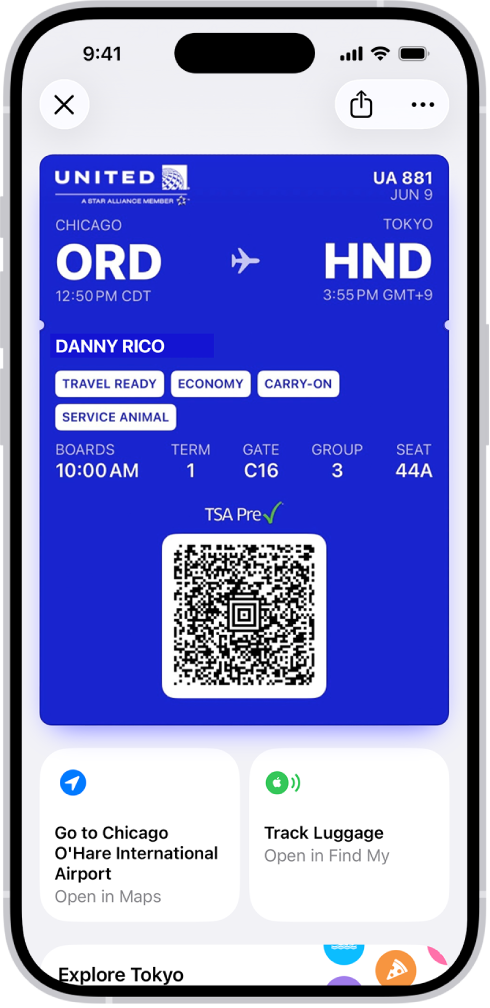 Tarjeta de embarque en la app Cartera con información del vuelo y el código QR abajo.