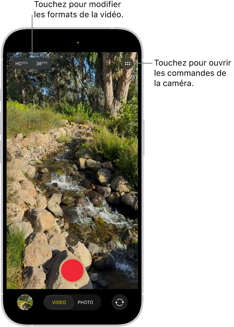 La caméra en mode Vidéo. Le bouton « Commandes de l’appareil photo » se trouve en haut à droite et les boutons de format de la vidéo en haut à gauche. Le bouton « Visualiseur de photos et vidéos » se trouve dans le coin inférieur gauche. Le bouton Enregistrer est situé en bas au milieu, et le bouton « Sélecteur de caméra - face arrière » figure dans le coin inférieur droit.