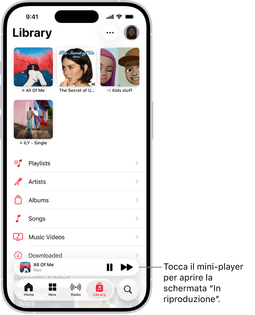 Il pannello Libreria, con il mini-player vicino alla parte inferiore. Il mini-player mostra il titolo del brano attualmente in riproduzione. I pulsanti per mettere in pausa e passare al brano successivo sono sulla destra del titolo della canzone. Per aprire “In riproduzione”, viene toccato il mini-player.