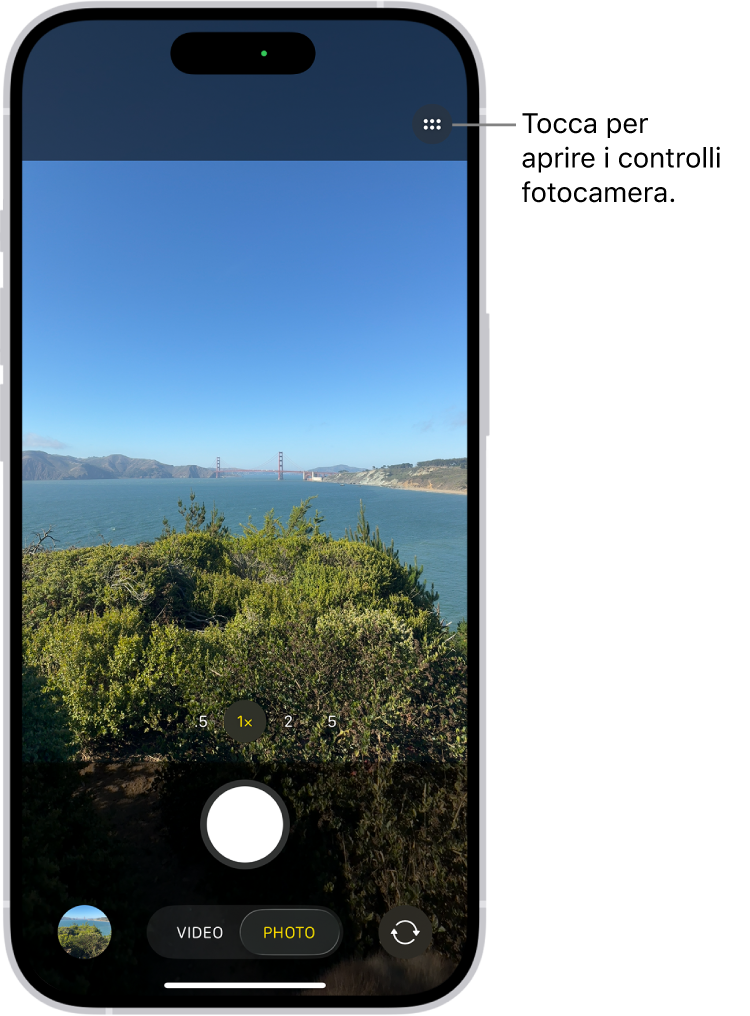 La fotocamera è aperta in modalità Foto. Il pulsante "Controlli fotocamera” è nell’angolo alto a destra. Il pulsante del visore di foto e video si trova nell’angolo inferiore sinistro. Il pulsante di scatto è posizionato in basso al centro e il pulsante per scegliere la fotocamera posteriore si trova nell’angolo inferiore destro.