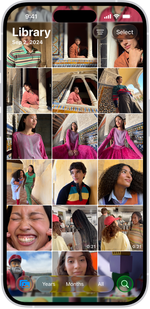 De Foto's-app is geopend bij het raster met de fotobibliotheek. Onder in het scherm staan, van links naar rechts, knoppen om de inhoud van de bibliotheek te bekijken op 'Jaren', 'Maanden' en 'Alle'. Rechtsonderin staat de zoekknop.