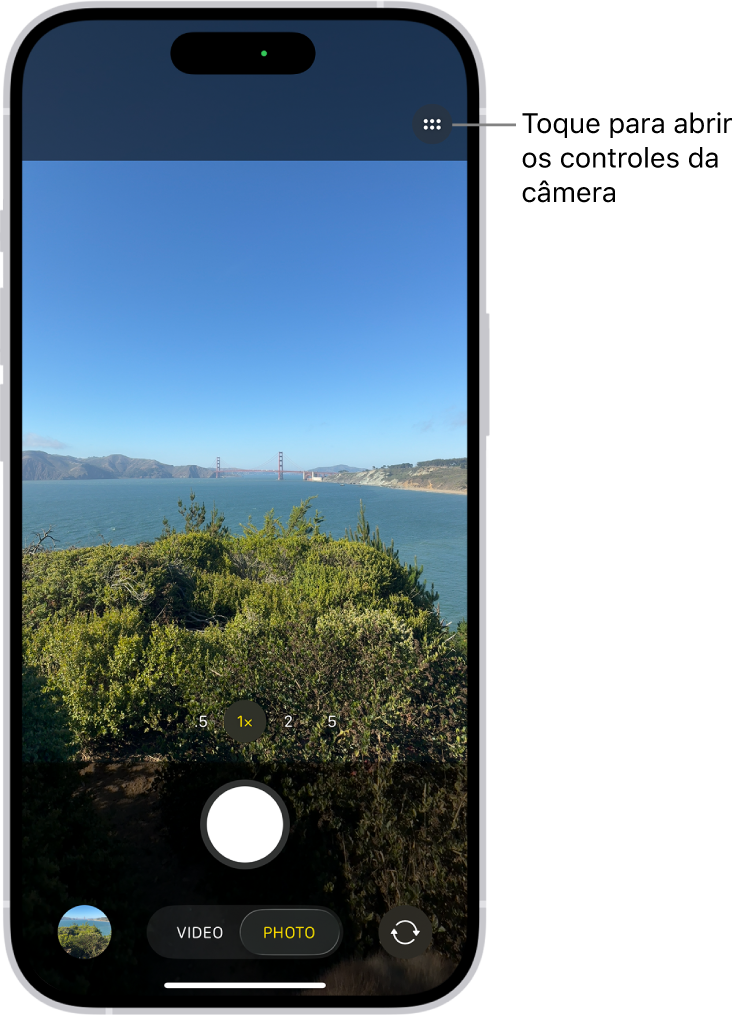 O app Câmera está aberto no modo Foto. O botão Controles da Câmera está no canto superior direito. O botão Visualizador de Fotos e Vídeos está no canto inferior esquerdo. O botão Tirar Foto na parte inferior central e o botão Seletor de Câmera Traseira está no canto inferior direito.