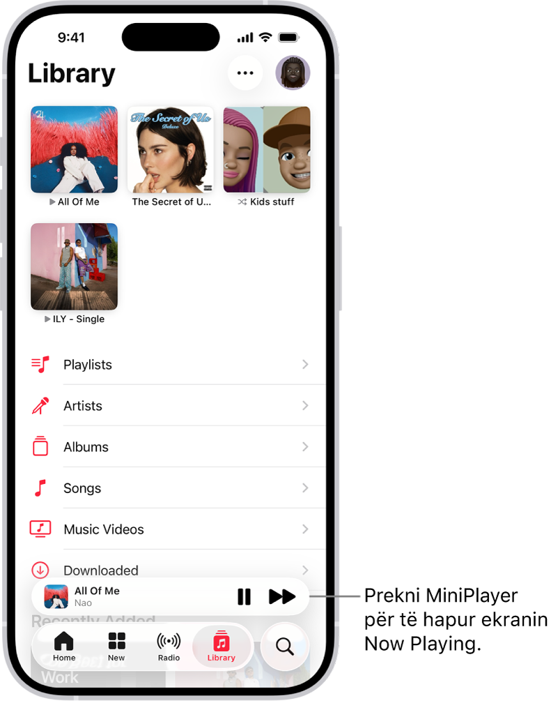Skeda Library, që tregon MiniPlayer afër fundit. MiniPlayer tregon titullin e këngës që po luhet. Butonat Pause dhe Track Next janë në të djathtë të titullit të këngës. Prekni MiniPlayer për të hapur ekranin Now Playing.