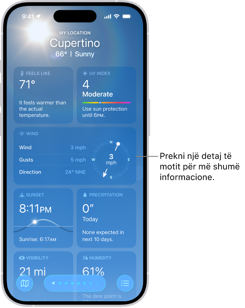 Aplikacioni Weather që shfaq vendndodhjen aktuale në krye dhe nën të temperaturën aktuale dhe kushtet e motit. Pjesa tjetër e ekranit përmban detaje të motit, duke përfshirë indeksin UV, erën dhe reshjet.