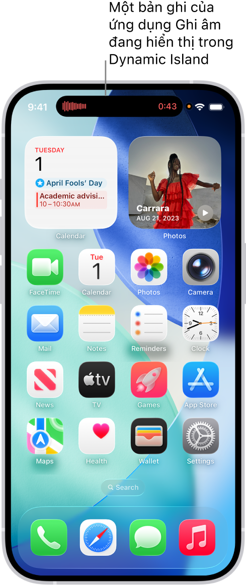 Màn hình chính của iPhone 14 Pro, đang hiển thị một bản ghi trực tiếp của ứng dụng Ghi âm trong Dynamic Island ở đầu màn hình.