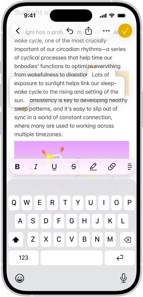 “备忘录” App 中打开的文稿。屏幕键盘位于屏幕下半部分。所选文本在文稿内浮起，以移到新位置。