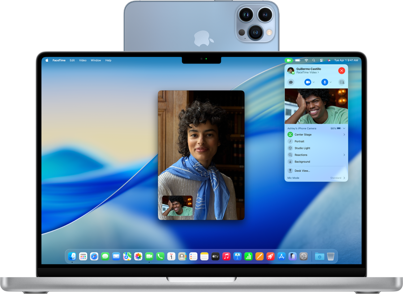 MacBook Pro 正在将 iPhone 用作网络摄像头并显示 FaceTime 对话。