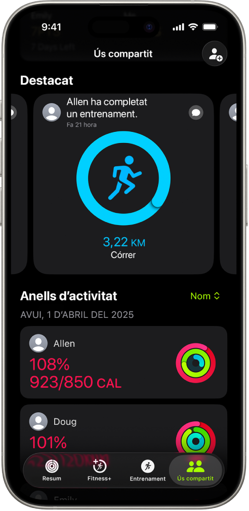 Pantalla d’un iPhone en què es mostren les dades d’activitat que es comparteixen amb dues persones.
